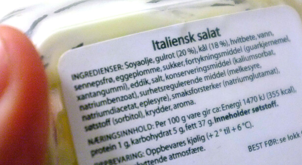 Dette betyr egentlig søtstoff, aroma og surhetsregulerende